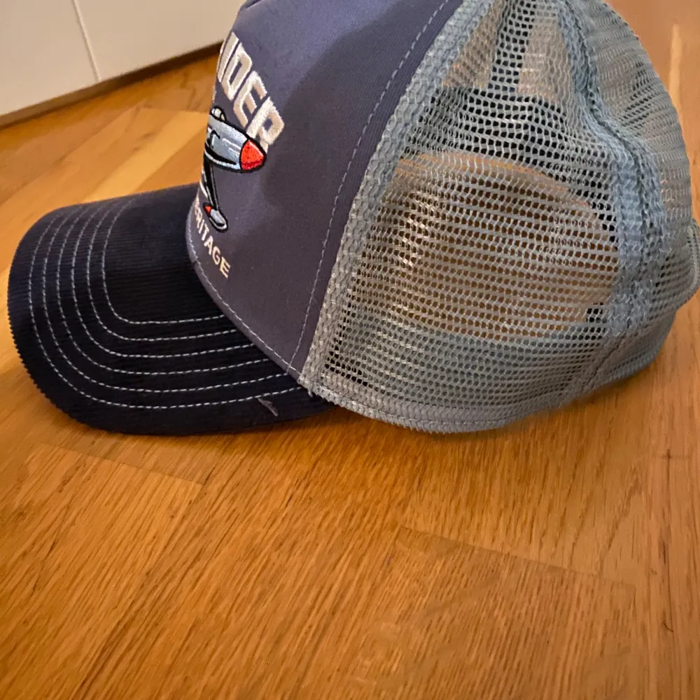 Säljer en cool keps från Stetson med 'Sky Rider' och ett flygplan broderat på framsidan. Kepsen har en blå skärm och ett grått mesh-tyg baktill för bra ventilation. Perfekt för sommarens äventyr eller bara för att se snygg ut till vardags!. Accessoarer.