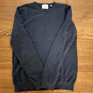 Mörkblå tröja från Bläck - Säljer en stilren mörkblå tröja från Bläck i storlek S. Tröjan är i bra skick och har en klassisk design med rund hals och långa ärmar. Perfekt för både vardag och lite finare tillfällen. Passar bra till höst och vinter. Passar för killar mellan 174-184