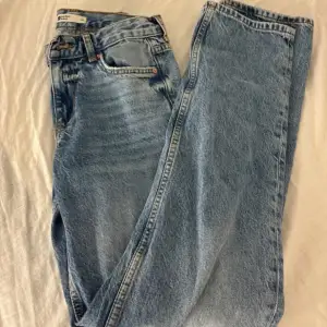 Säljer ett par klassiska blå jeans från Perfect Jeans i storlek 32. De har en snygg, vintage tvätt och är i bra skick. Perfekta för vardagsbruk med en normal passform och hög midja. Passar till alla säsonger och stilar!