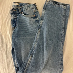 Blå jeans från Perfect Jeans - Säljer ett par klassiska blå jeans från Perfect Jeans i storlek 32. De har en snygg, vintage tvätt och är i bra skick. Perfekta för vardagsbruk med en normal passform och hög midja. Passar till alla säsonger och stilar!