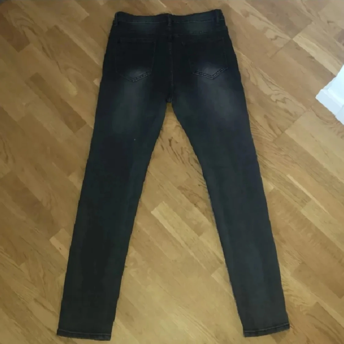 Svarta jeans med slitningar - 90