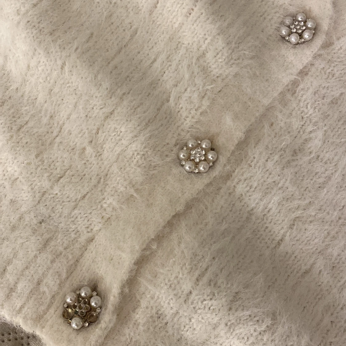 Vit fluffig kofta med pärlknappar - 1