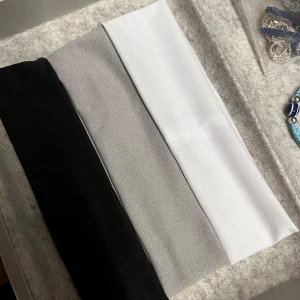 Set med tre elastiska diadem - Säljer ett set med tre elastiska diadem i svart, grått och vitt. Perfekta för att hålla håret på plats under träning eller som en stilren accessoar till vardags. De är mjuka och bekväma att bära hela dagen.