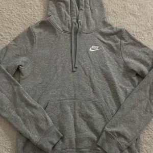 Grå hoodie - Säljer denna snygga Nike hoodien! Använd 2-3 gånger utanför hemmet och några fåtal gånger hemma❤️ så ser ut som ny och nypris 600(ungefär) 