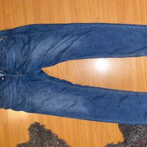 Säljer ett par snygga blå jeans från Replay i storlek 32. De har en slim fit och är i mycket bra skick nästan helt oanvända