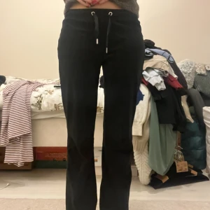 Svarta mjukisbyxor med snörning - Säljer ett par svarta mjukisbyxor i mycket bra skick. De har snörning i midjan för bästa passform. Perfekta för en avslappnad dag hemma eller en promenad i parken. Supermjuka och bekväma! Passar också xs-s