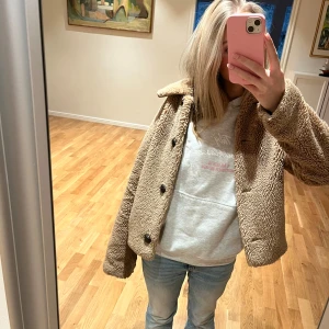 Teddy jacka 🧸 - Brun Teddy jacka från only🤗 Den passar perfekt som höstjacka då den inte är för tunn eller för tjock🩷