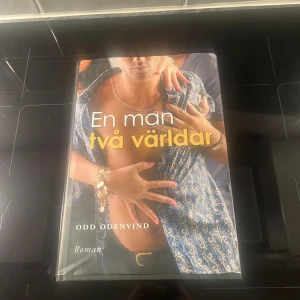 En man två världar - Säljer boken 'En man två världar' av Odd Odenvind. Det är en roman med ett spännande omslag som visar en man i en mönstrad skjorta. Perfekt för dig som gillar dramatiska berättelser och vill ha något nytt att läsa. Boken är i gott skick och redo för nya äventyr!
