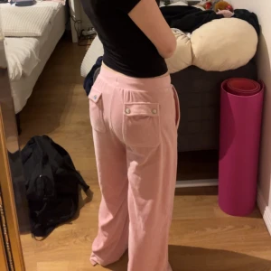 Juicy byxor rosa med fickor -  Säljer ett par juicy byxor i rosa. Har velour material.  De är endast använda TVÅ gånger och de va hemma hos mig. Endast använda två gånger pågrund av att de va för långa. 152/158 för långa för mig som är 150 men mina vänner som är 160 o en 170 passar de endast testade av de