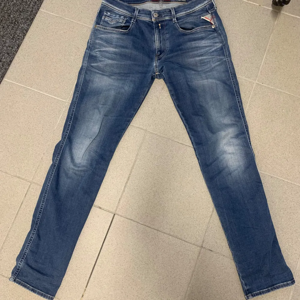 Replay anbass hyperflex💯, Strlk 34/32 men passar även mindre, fint skick😻. Skriv vid frågor eller funderingar🥰  Har ett par likadana i lite ljusare färg, hör av vid intresse🤩pakerpris kan erbjudas‼️. Jeans & Byxor.