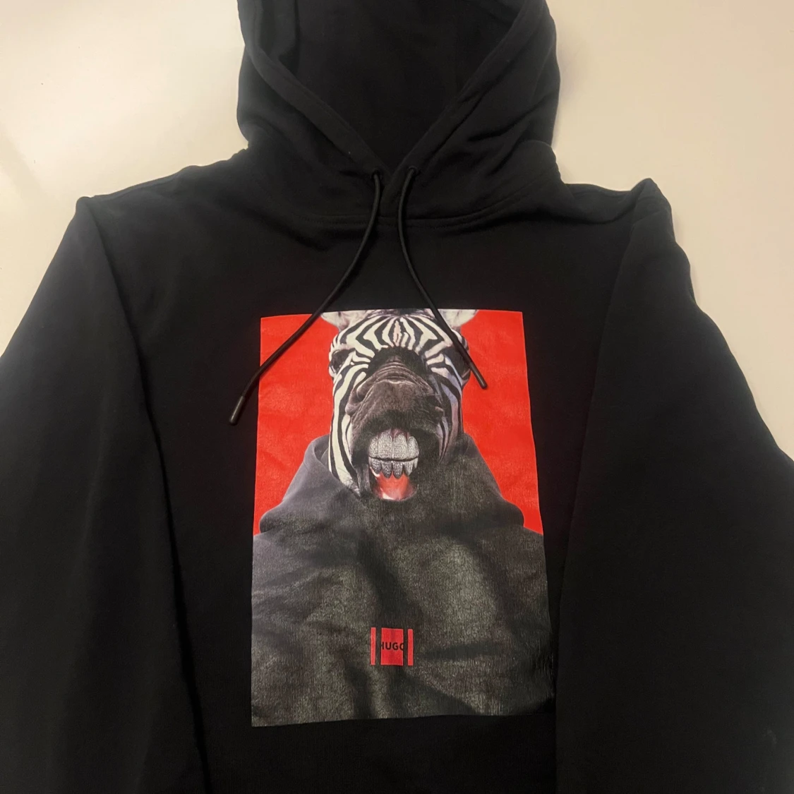 Svart hoodie från Hugo Storlek S