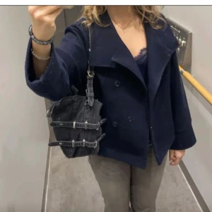 Mörkblå kappa - Säljer denna kappa då jag inte använder den längre. Köpt för 350 säljer för 250, pris kan diskuteras. Är ifrån Gina tricot (ej min bild)