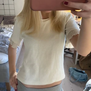 T-shirt - Super söt stickad t-shirt me volang på armarna💗 från zara i storlek M