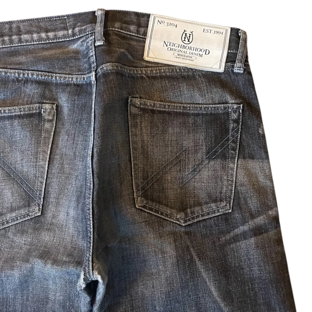 Ett par Neighboorhood jeans i storlek 33-34. Jeansen har en unik tvätt och slitningar från fabrik. Jeansen är i fint skick men har tecken på användningar. Vid fler frågor eller mått tveka inte att kontakta oss!. Jeans & Byxor.