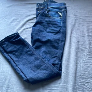 Replay jeans - Säljer ett par snygga mörkblå jeans från Replay, modell Anbass. De har en slim fit och är i mycket bra skick. Storlek 30 och sitter skinny/slim fit. Askönt material eftersom det är lite stretchigt.