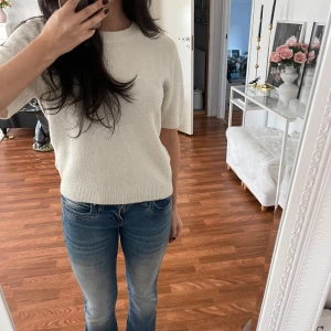 Stickad tshirt  - Köpt från Hm. Lite nopprig därav det billiga priset. 