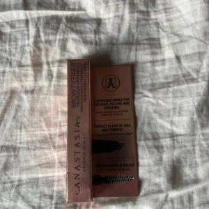 Brow Definer från Anastasia - Säljer en Brow Definer från Anastasia i färgen Medium Brown. Aldrig andvänd
