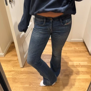 Diesel bootcut jeans!!! - Säljer mina super snygga diesel jeans som verkligen passar till allt. Modellen är sjukt najs!!! Stl W25 L30 men passar perfekt på mig som oftast har stl 36!!! 