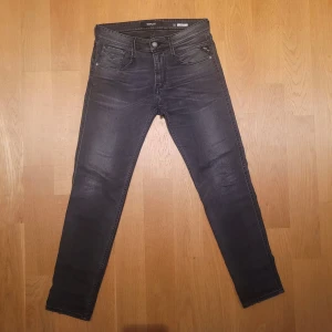 Replay Anbass jeans  - Säljer ett par Replay jeans i modellen anbass med några riktigt feta slitningar. Jeansen är helt nya men har inte kvar lapparna. Det är storlek W29/L30.