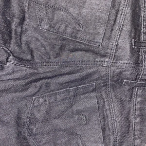 Svarta jeans från Miss Sixty - Snygga svarta jeans från Miss Sixty i bra skick. De har en klassisk femficksdesign och knappgylf. Perfekta för både vardag och fest! 🖤