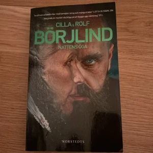 Nattens öga - Spännande deckare av Cilla & Rolf Börjlind. Boken handlar om Olivia Rönning och Lisa Hedqvist som utreder människohandel. En man jagas genom Stockholm och mysteriet kring ett Fabergéägg, Nattens öga, växer. Perfekt för dig som gillar nervkittlande thrillers!