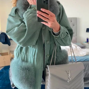 Custommade jacka - Säljer min älskade custommade jacka i grön. Nypris 5600. Säljs inte längre och man behöver stå i väntekö för att lyckas köpa! Ska flytta så behöver sälja så snabbt som möjligt. Skriv om ni har frågor! 