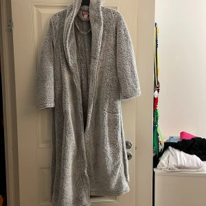 Grå teddyrock från Hunkemöller - Mysig grå teddyrock från Hunkemöller i storlek XXS. 