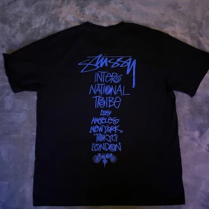 Stüssy t-shirt  - Jag säljer min stüssy t-shirt som är helt oanvänd. Det är storlek L men är liten i storleken skulle jag säga. Kom privat om du har frågor