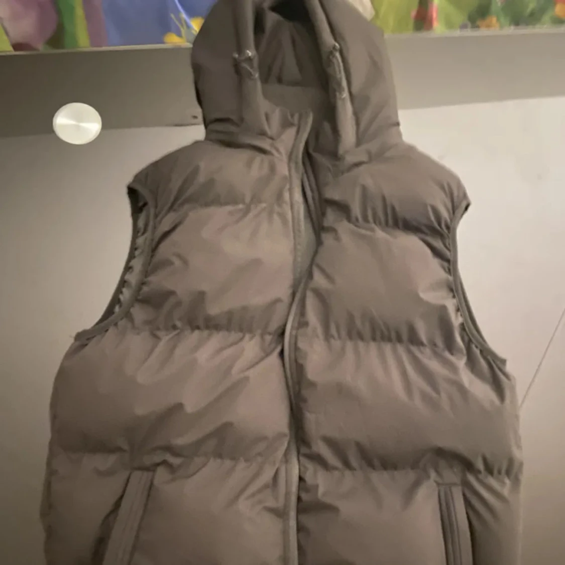 Svart dunväst med dragkedja