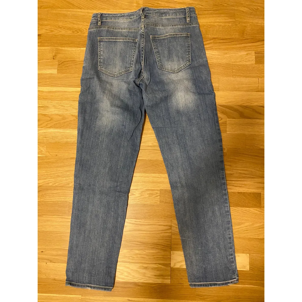 Säljer ett par klassiska blå jeans från Lauren Denim i storlek 40. De har en straight passform och är i bra skick.. Jeans & Byxor.