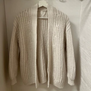 Stickad kofta från H&M - Stickad kofta från H&M. Säljer då jag i princip aldrig använt den. Jättemysig. Lite oversize för att vara storlek XS💕