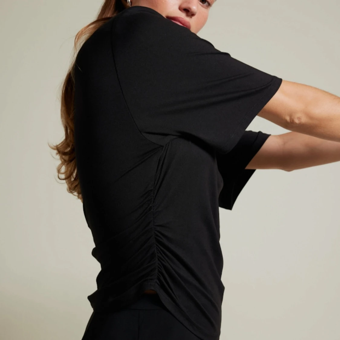 Svart topp med rynkade detaljer - 91