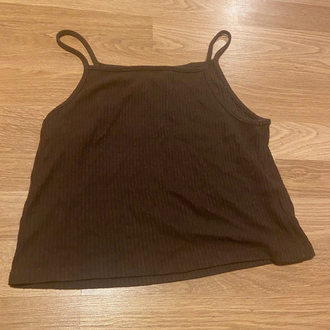 Brun ribbad linnetopp från H&M