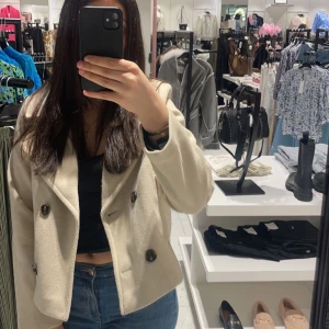 Beige kappa med knappar - Säljer en snygg beige kappa i  bra skick. Den är från vero Moda och är köpt för 600💕Den är i XS men skulle säga att den även passar en S