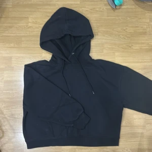 Svart hoodie - Säljer en svart hoodie i bra skick. Den är perfekt för höst och vinter med sin mysiga och varma känsla. Hoodien har en klassisk design med justerbar huva. Passar perfekt för en avslappnad stil eller för att mysa hemma. 🖤