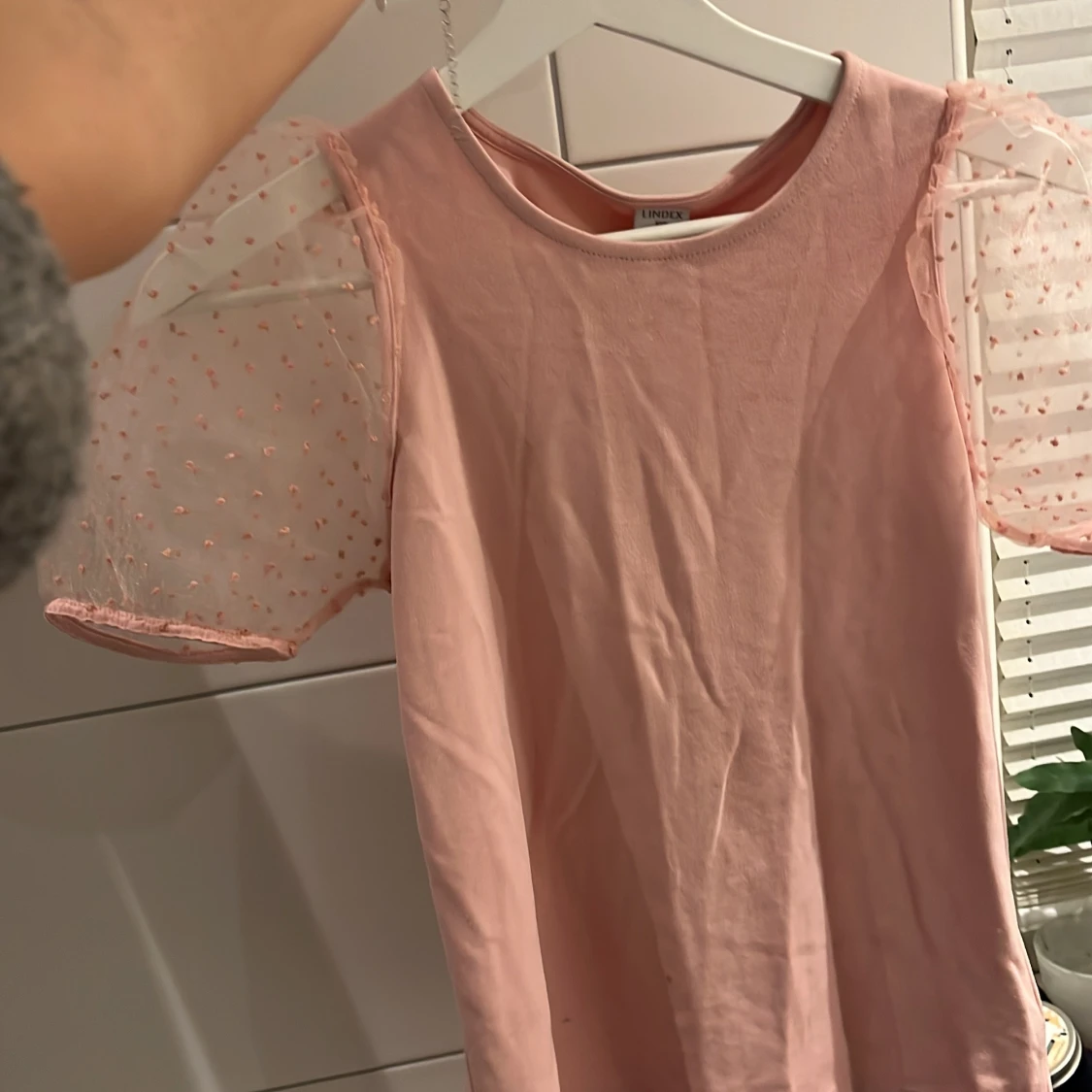 Rosa topp med puffärmar från Lindex - 92