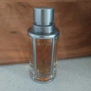 Parfym. Hugo Boss, The Scent. Använd få gånger.  - Säljer en elegant parfym från HugoBoss. Flaskan är stilren med en metallisk topp och genomskinligt glas som visar den gyllene vätskan inuti. Perfekt för den som vill ha en sofistikerad doft på hyllan. Passar både till vardags och fest!