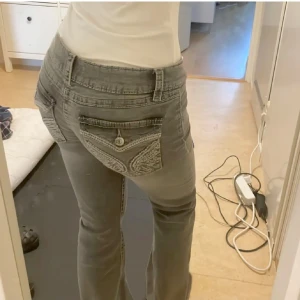 Grå jeans med broderade fickor - Säljer ett par snygga grå jeans med unika broderade detaljer på bakfickorna. De passar 158-165 men funkar säkert för lite kortare eller längre. Köptes på gina men användes en gång och därför i nyskick! Ursäkta bildkvalitén.🙈 Kontakta för frågor eller fler bilder!❤️ 