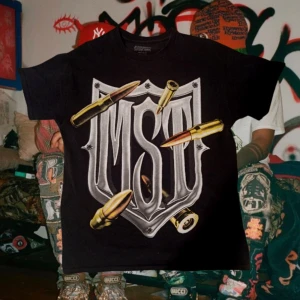 Missing Since Thursday Bullet Tee (SEND OFFERS) - Cool svart t-shirt från Missing Since Thursday med ett stort tryck av bokstäverna 'MST' och detaljer av kulor. Gjord av 100% bomull, perfekt för en avslappnad stil. Tillverkad i USA. (PERSONAL ITEM SO IM NOT LIKELY TO SELL BUT WILL SELL FOR A GOOD PRICE -> SEND OFFERS)
