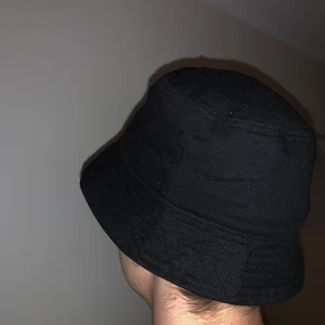Svart bucket hat - I princip oanvänd