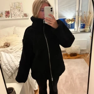 Hm teddy jacka - Säljer nu min svarta teddyjacka från hm då den inte kommer till användning!