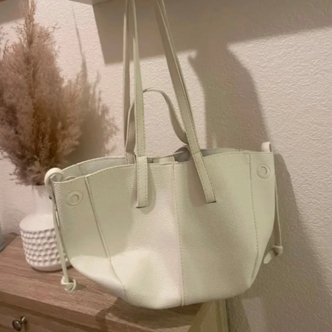 Vit axelväska i skinn