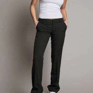 kostymbyxor bikbok  - säljer mina kostymbyxor från bikbok då jag har flera par💓💓 storlek 34 (regular)