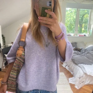 Lila stickad tröja från & Other Stories - Superfin ljuslila stickadtröja från & Other Stories i ull och alpacka. Den är trekvartsarmad och i perfekt skick. Säljer då den inte kommer till användning 💗💗 💜