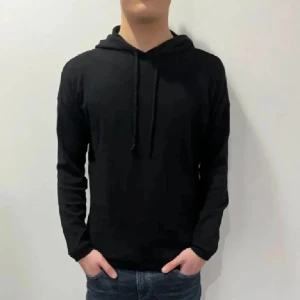 Kashmir hoodie - Säljer denna kashmir hoodien då den inte används längre. Skick 9/10. Storlek: S. Modell 173 cm 65 kg. Pris kan vara diskuterbart vid snabb affär