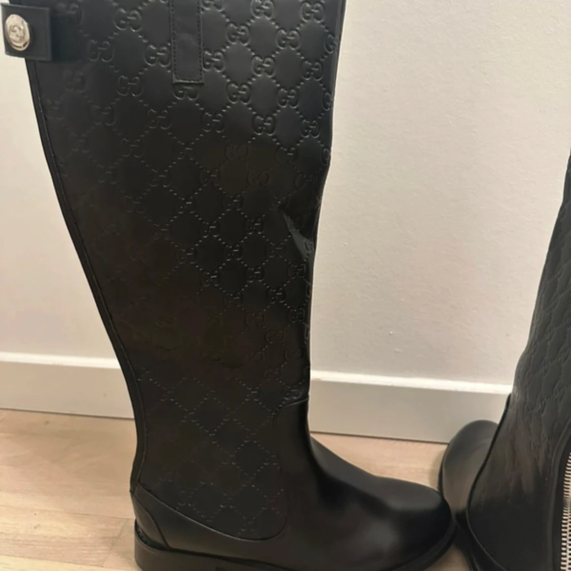 Svarta stövlar med mönster