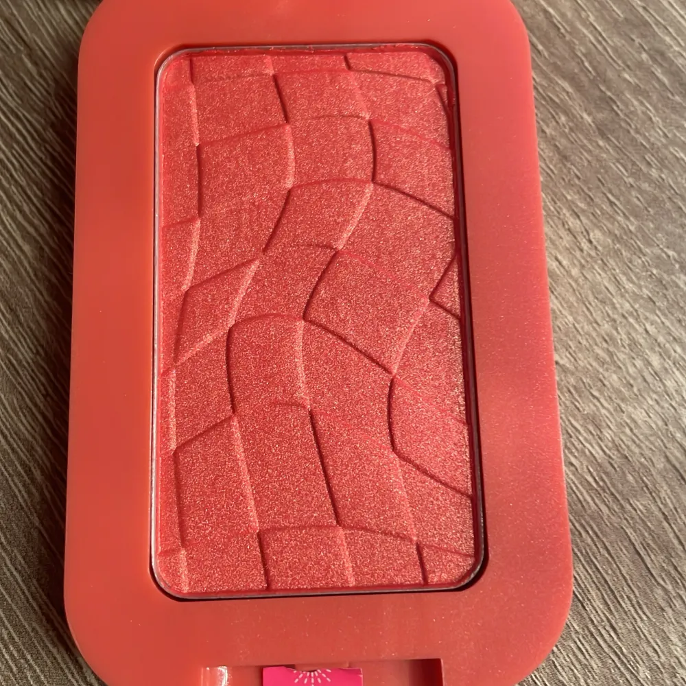 Säljer en NYX Buttermelt Blush i färgen 'U Know Butta', en skimrande korallnyans. Den kommer i en snygg, kompakt förpackning som är perfekt för att ta med sig. Blushen har en krämig konsistens som smälter in fint på huden för en naturlig look.  Den är endast öppnad! ( alltså inte andvänd ). Nypris 150 kr men säljer för 100. Skönhet.