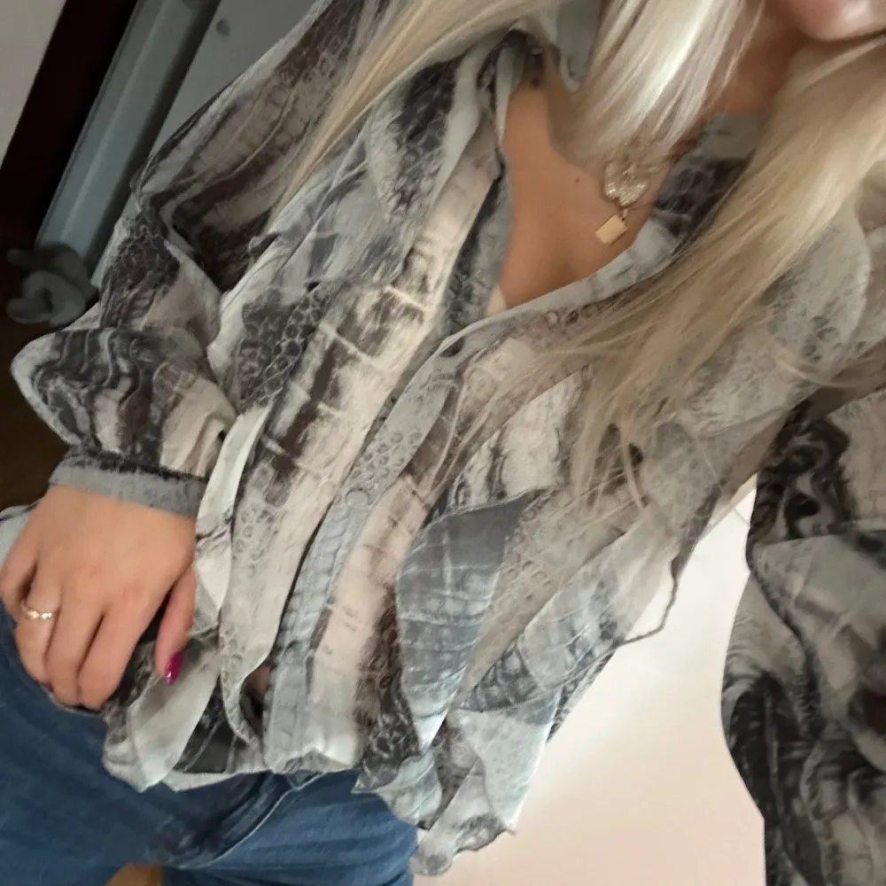 Så fin blus från zara!!! Storlek S men passar XS också skulle jag säga 😍🥰 Kan posta eller mötas i Gbg!!. Blusar.