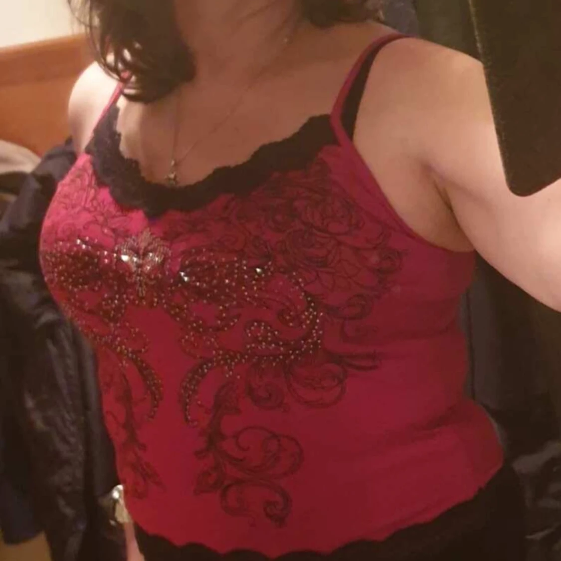 Röd linne med spetsdetaljer