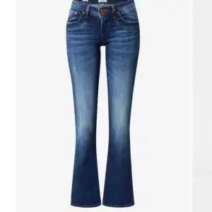 Säljer ett par snygga blå low waisted LTB jeans i mycket bra skick. Använd fåtal gånger och inga defekter🌺